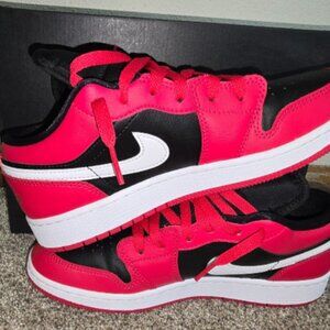 Nike Air Jordan 1 Low Retro Bred Toe Very Berry GS Size 7Y 553560-061